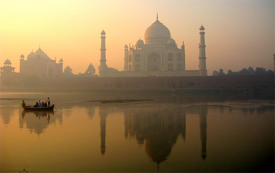 Taj Mahal, Agra mit Spiegelung im Wasser