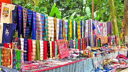 Verkauf bunter Stoffe in Quirigua