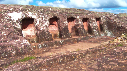 Nischen in der Seitenwand eines Monolithen in El Fuerte de Samaipata